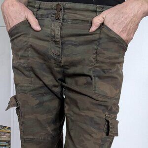 Sanctuary camo print cropped size 26 pants.